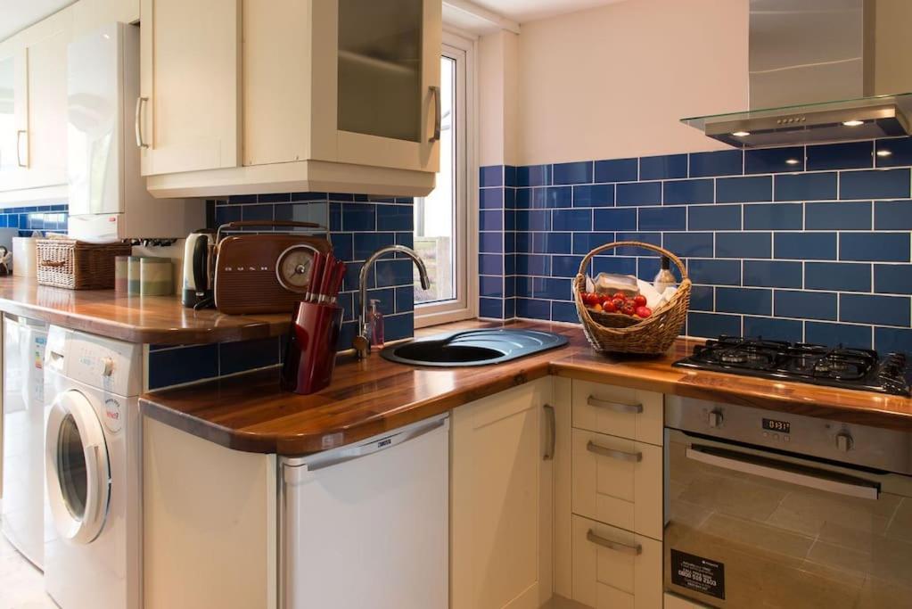 Meddlars A Historic Cottage On The Countryside Edge Of A Vibrant Market Town Hadleigh  Exterior photo