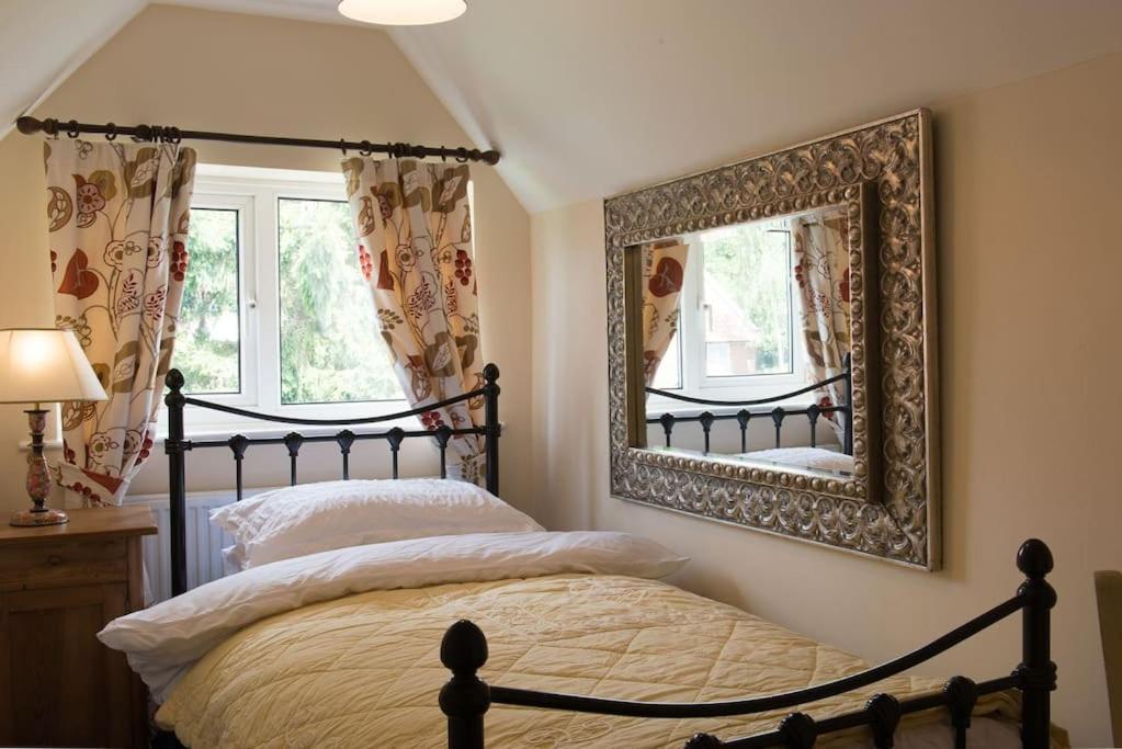 Meddlars A Historic Cottage On The Countryside Edge Of A Vibrant Market Town Hadleigh  Exterior photo